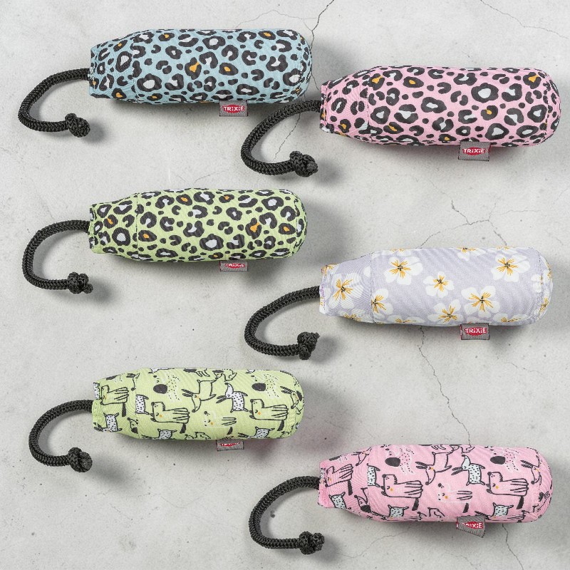 Sechs bunte Spielzeugmäuse für Haustiere mit schwarzem Seilschwanz liegen auf grauer Oberfläche. Drei mit Leopardenmuster in Hellblau, Hellgrün und Rosa; eine hellgrau mit weißen/gelben Blüten; zwei mit Vogelmuster in Hellgrün und Rosa.