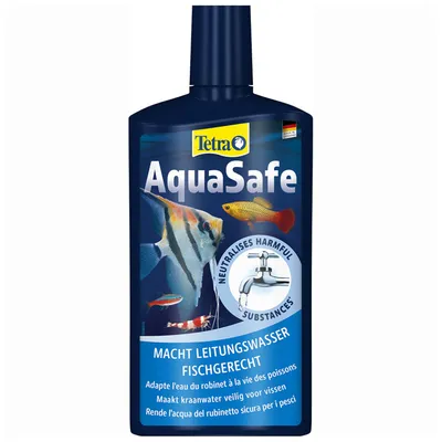 Bottiglia blu scuro con scritta "Tetra" e logo AquaSafe su sfondo bianco. Etichetta con nome del marchio, scalare, pesce rosso e gamberetto. Rubinetto che neutralizza sostanze nocive e rende l'acqua adatta ai pesci.