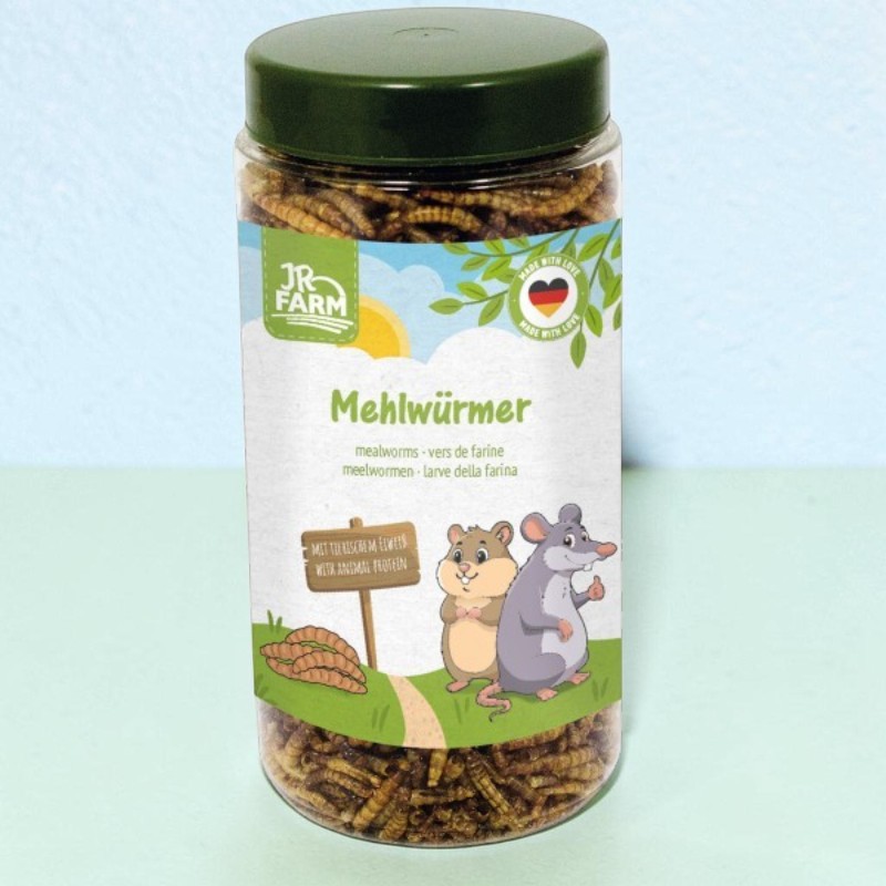 Transparenter Kunststoffbehälter mit dunkelgrünem Deckel, gefüllt mit getrockneten Mehlwürmern für Kleintiere. Farbiges Etikett mit JR FARM Logo, Schriftzug "Mehlwürmer", Übersetzungen, Illustration mit 2 Nagetieren, "Made with Love".