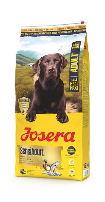 Sac jaune « Josera SensiAdult », avec en haut un labrador brun dans l'herbe. Mentions : « SUPER PREMIUM PetFood », « IMMUNE PLUS », « SUPPORTS DIGESTION ». Symboles : canard et saumon. Pour chiens adultes, 12,5 kg.