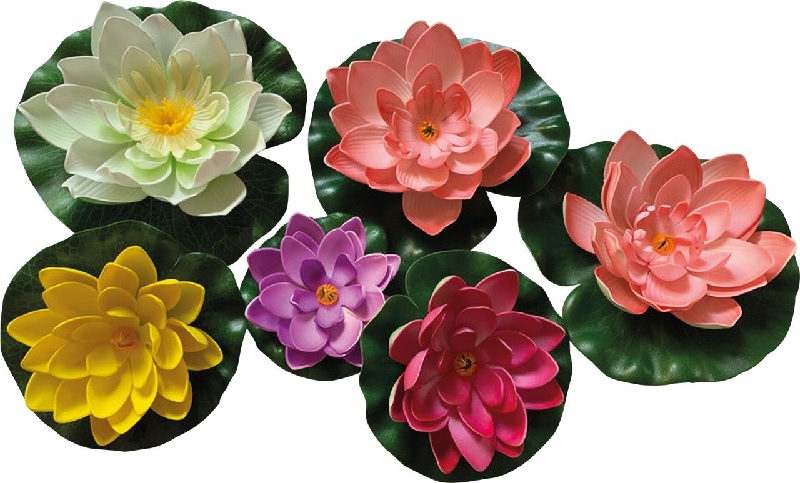 Sei rose da laghetto in plastica colorata su foglie verdi, nei colori bianco, giallo, rosa, rosa e viola.