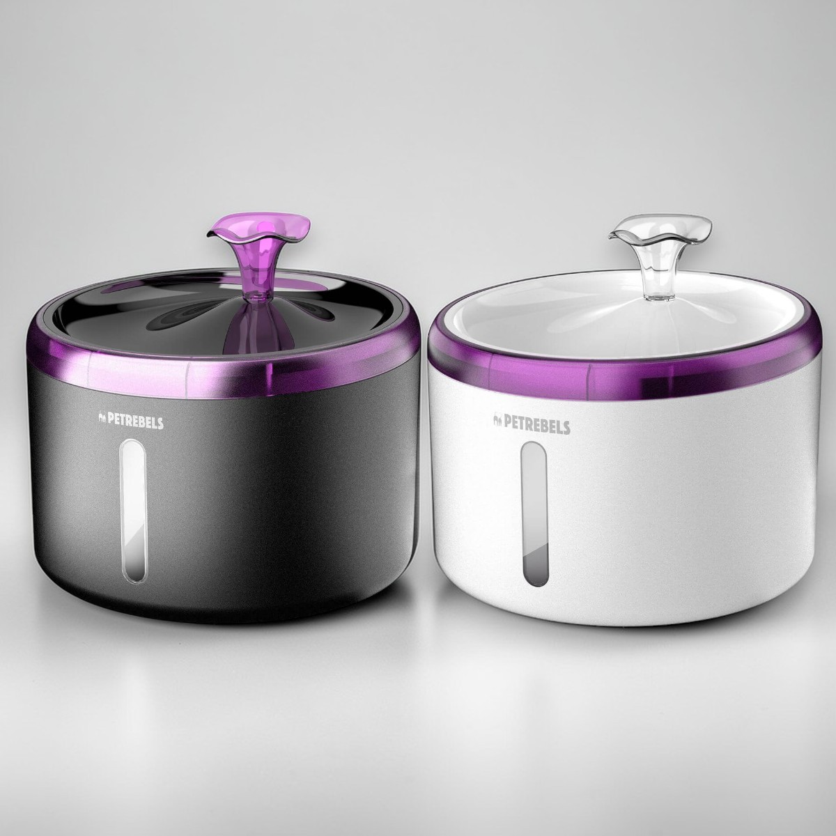 Zwei zylindrische Trinkbrunnen für Haustiere, einer schwarz mit violettem Rand, der andere weiß mit violettem Rand und durchsichtigem Ausguss.