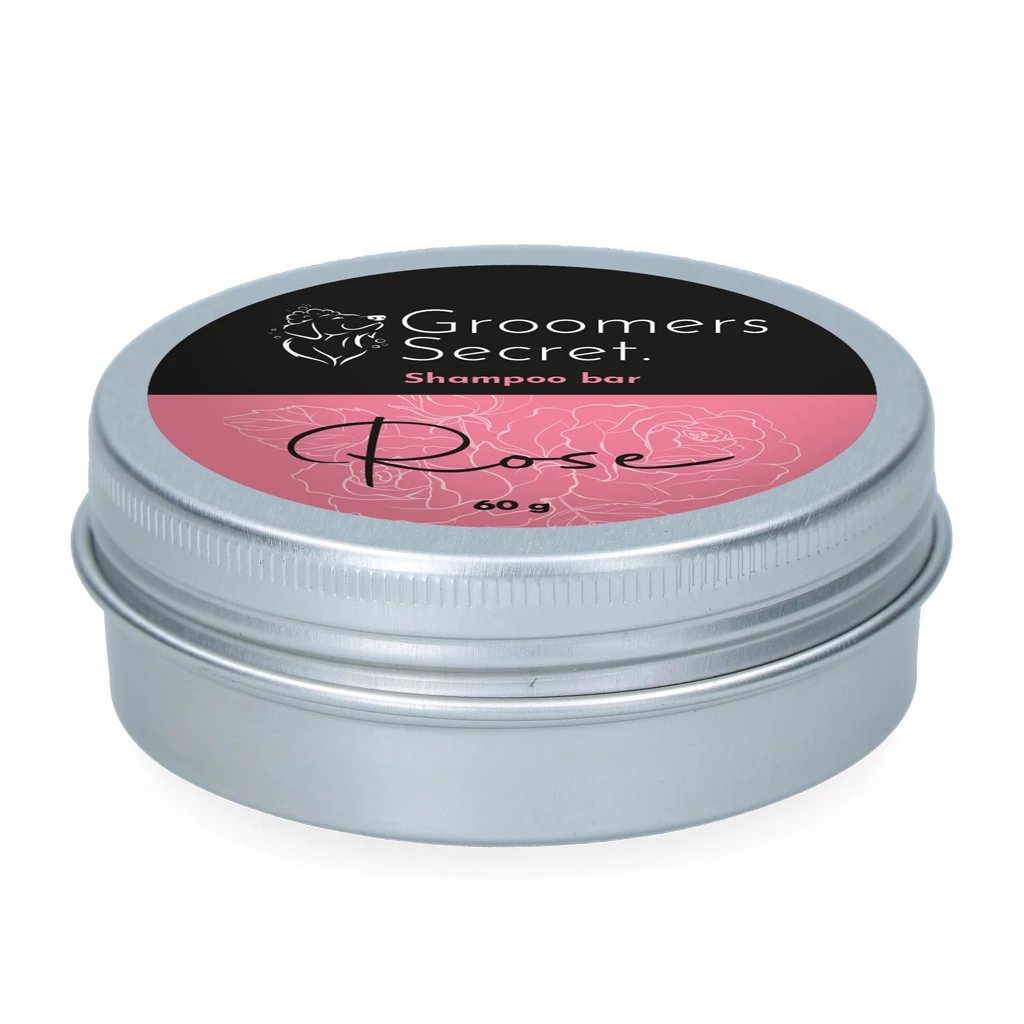 Boîte ronde argentée avec shampooing bar parfum "Rose", de Groomers Secret, étiquette en noir et rose.