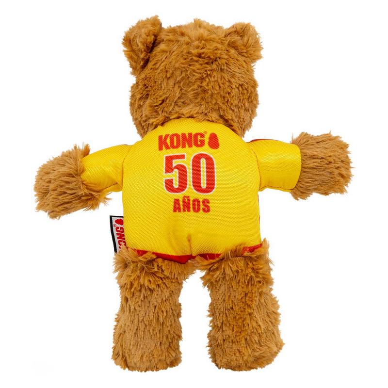 Orsacchiotto di peluche marrone che indossa una maglietta giallo brillante con bordi rossi. Sul retro della maglietta c'è la scritta "Kong" in rosso sopra il grande numero "50" e sotto "AÑOS", che rimanda al 50° anniversario del marchio Kong.