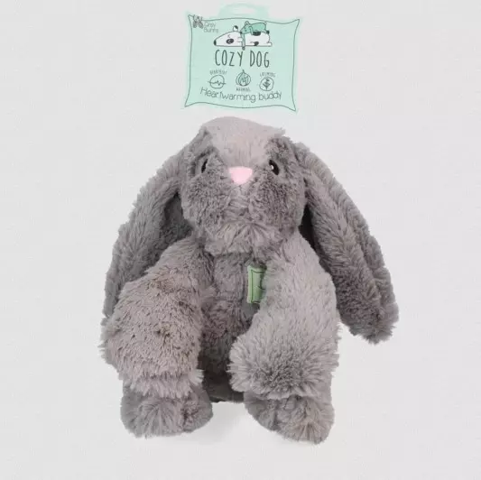 Lapin en peluche gris et moelleux avec un nez rose et de longues oreilles tombantes.