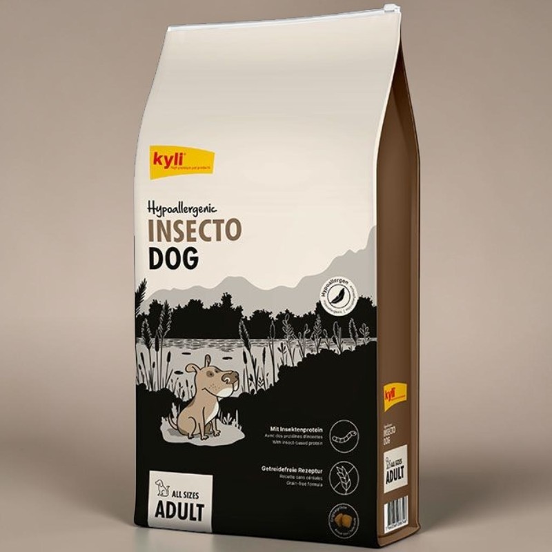 Confezione di cibo per cani Kyli Hypoallergenic Insecto Dog. Lato anteriore: illustrazione di un cane marrone seduto in riva al lago, con canneti e alberi scuri sotto un cielo luminoso. Promuove le proteine degli insetti, senza cereali, per cani adulti.