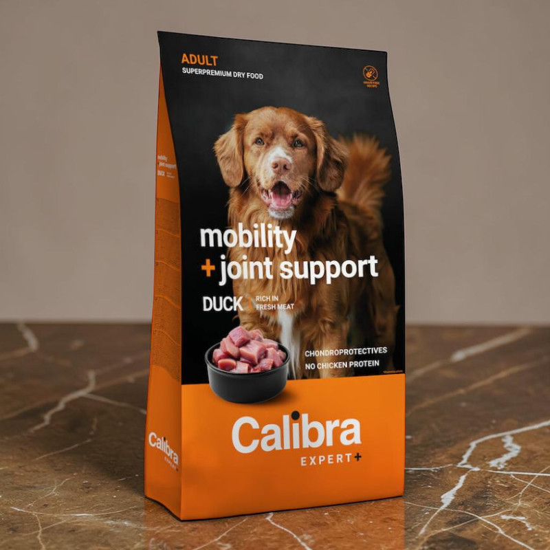 Orange-schwarze Calibra Expert+ Trockenfutter-Packung: „mobility + joint support DUCK“. Brauner Hund oben, Schälchen mit Entenstücken. Hinweise: Adult, Chondroprotectives, No chicken protein, getreidefrei.