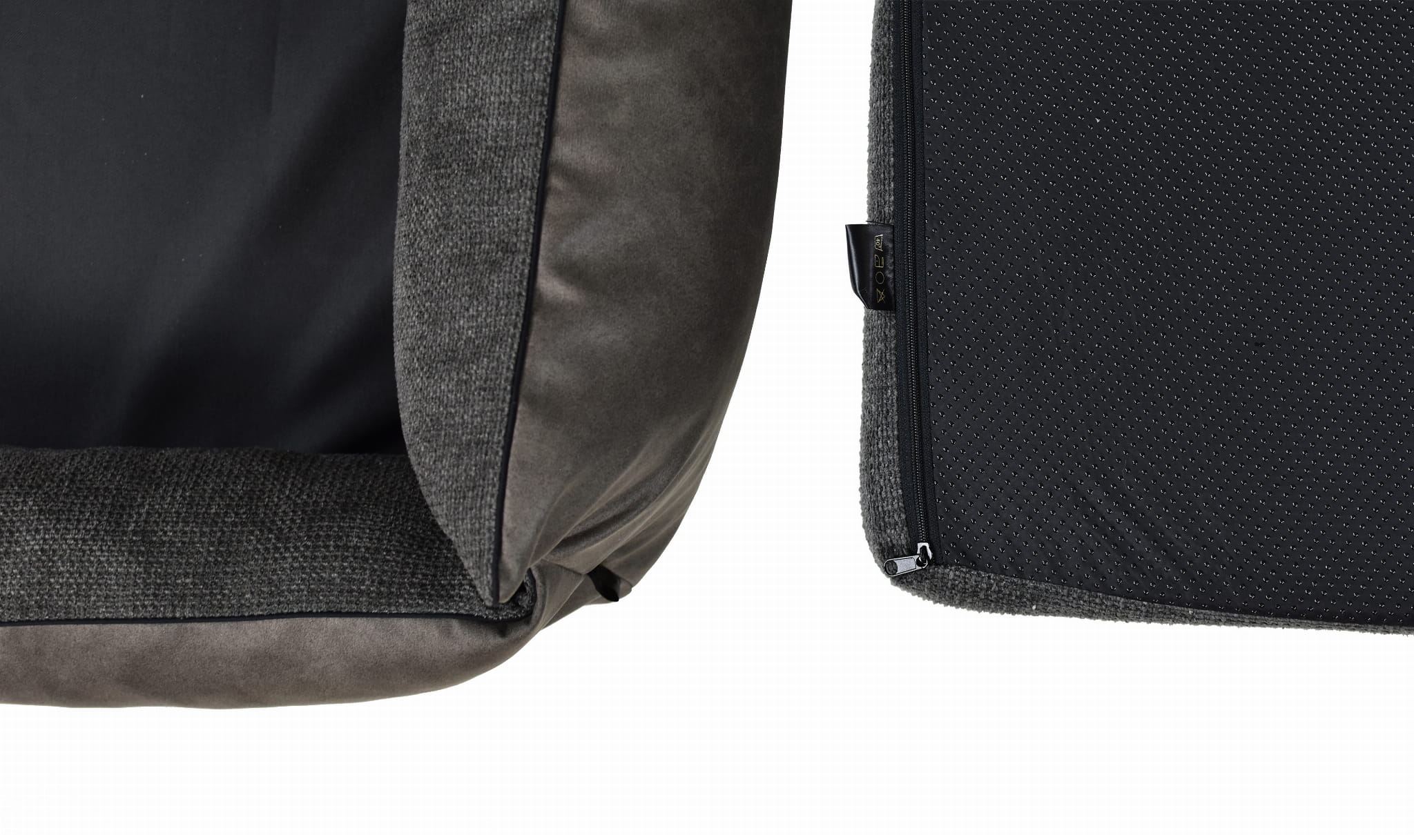 Detailansicht eines dunkelgrauen orthopädischen Hundebetts, Innenseite, rutschfeste Unterseite und Reißverschluss sind sichtbar.