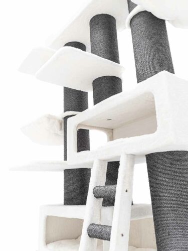 Tiragraffi alto a più livelli in bianco e grigio scuro con morbide superfici di riposo, una comoda cuccia e una piccola scaletta con gradini da graffiare. Colonne robuste rivestite in sisal per affilare gli artigli. Design moderno.