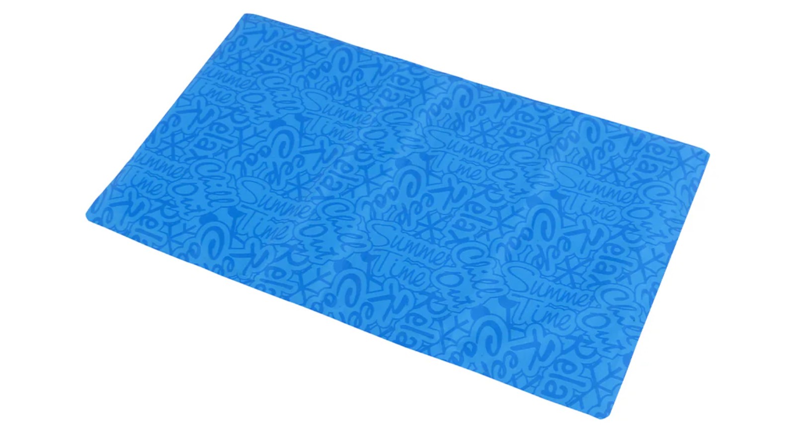 Blaues, rechteckiges Mattenstück mit durchgehendem Muster sommerlicher Begriffe wie "Summer Time", "Chill Out", "Cool", "Relax", "Sweet" und "XOXO" in hellblauer Schrift. Mit Schnörkeln und Eiskristallen.