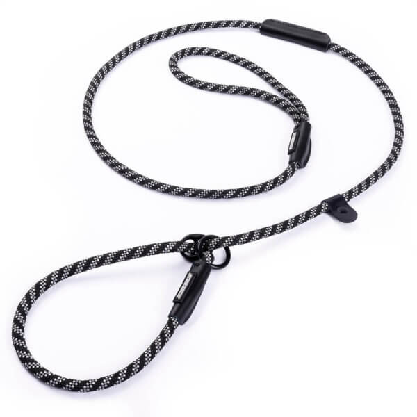 Guinzaglio Moxon nero di Freezack con fili riflettenti, in design a corda con passante per la mano e passante regolabile per il cane.