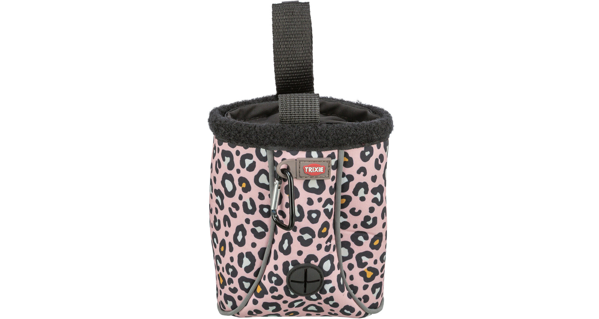 Pinkfarbener Leckerlibeutel mit schwarzem, grauem und gelbem Leopardenmuster. Mit Kordelzugverschluss, Karabinerhaken zum Befestigen und Kotbeutelspender unten. Schwarzer Tragegurt und Trixie-Logo sichtbar.