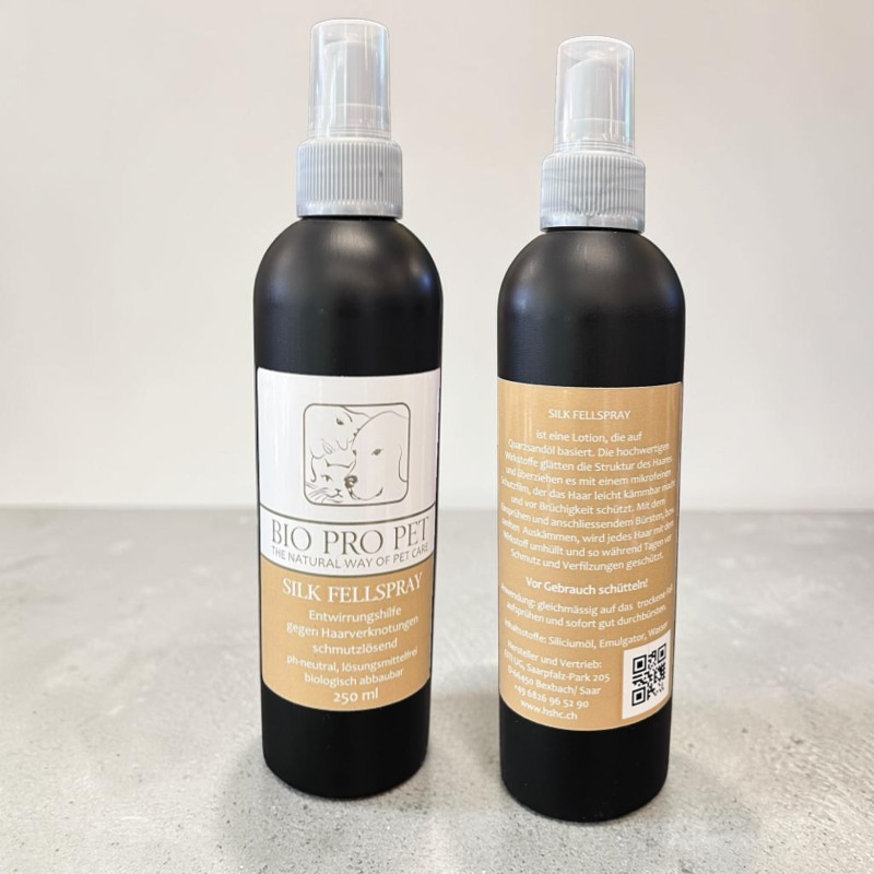 Zwei schwarze Sprühflaschen Bio Pro Pet Fellspray (je 250 ml) auf heller Fläche. Vorn: Logo, Hund/Katze, "SILK FELLSPRAY" als Entwirrungshilfe gegen Knoten, schmutzlösend, biologisch abbaubar. Hinten: Anwendung & Inhaltsstoffe.