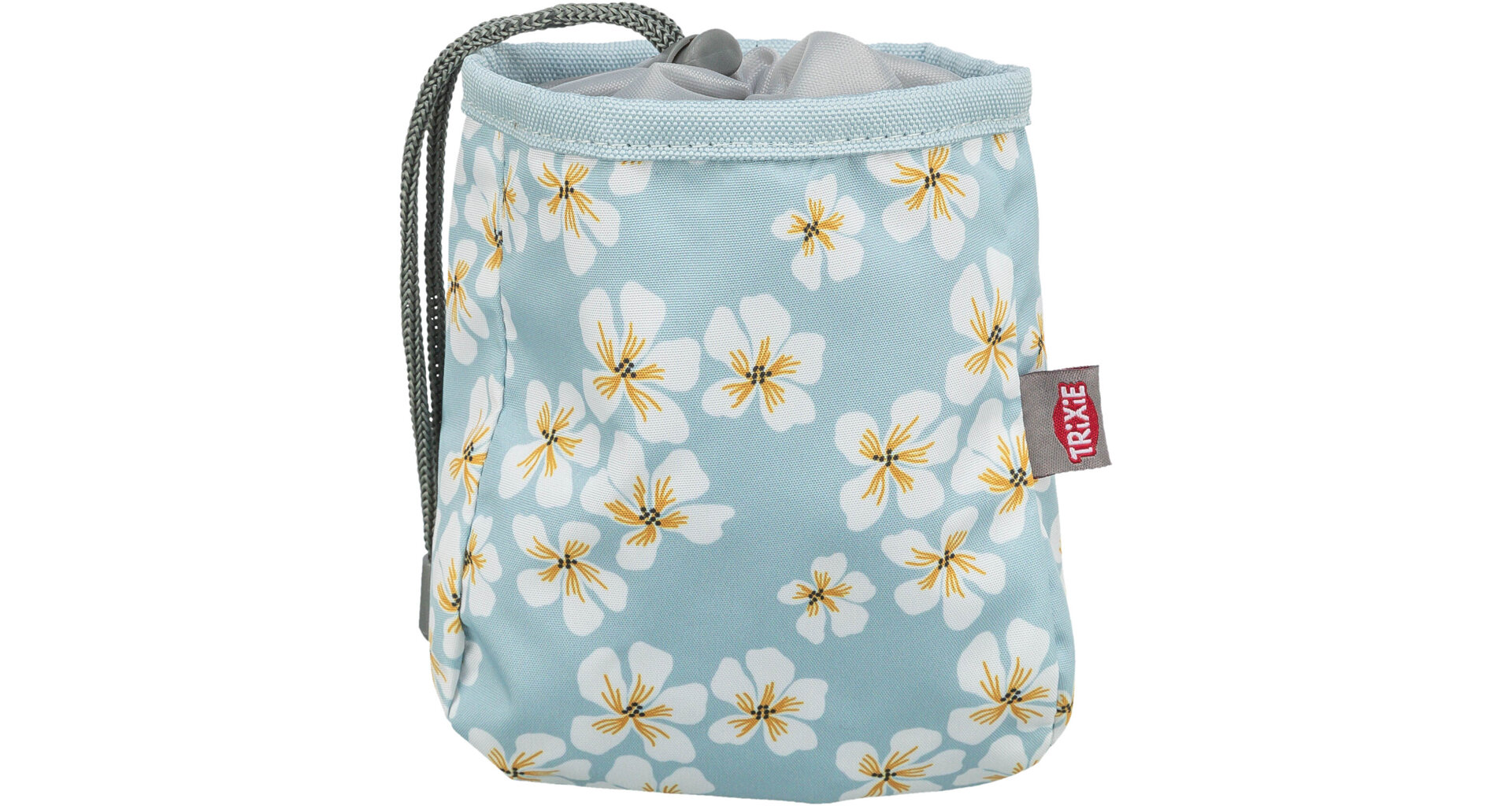 Hellblauer Stoffbeutel mit Zugband, verziert mit einem Muster aus weißen Blüten mit gelben Zentren. Graues, geflochtenes Zugband und kleines rotes Etikett "TRIXIE" in Weiß rechts. Auf weißem Hintergrund.