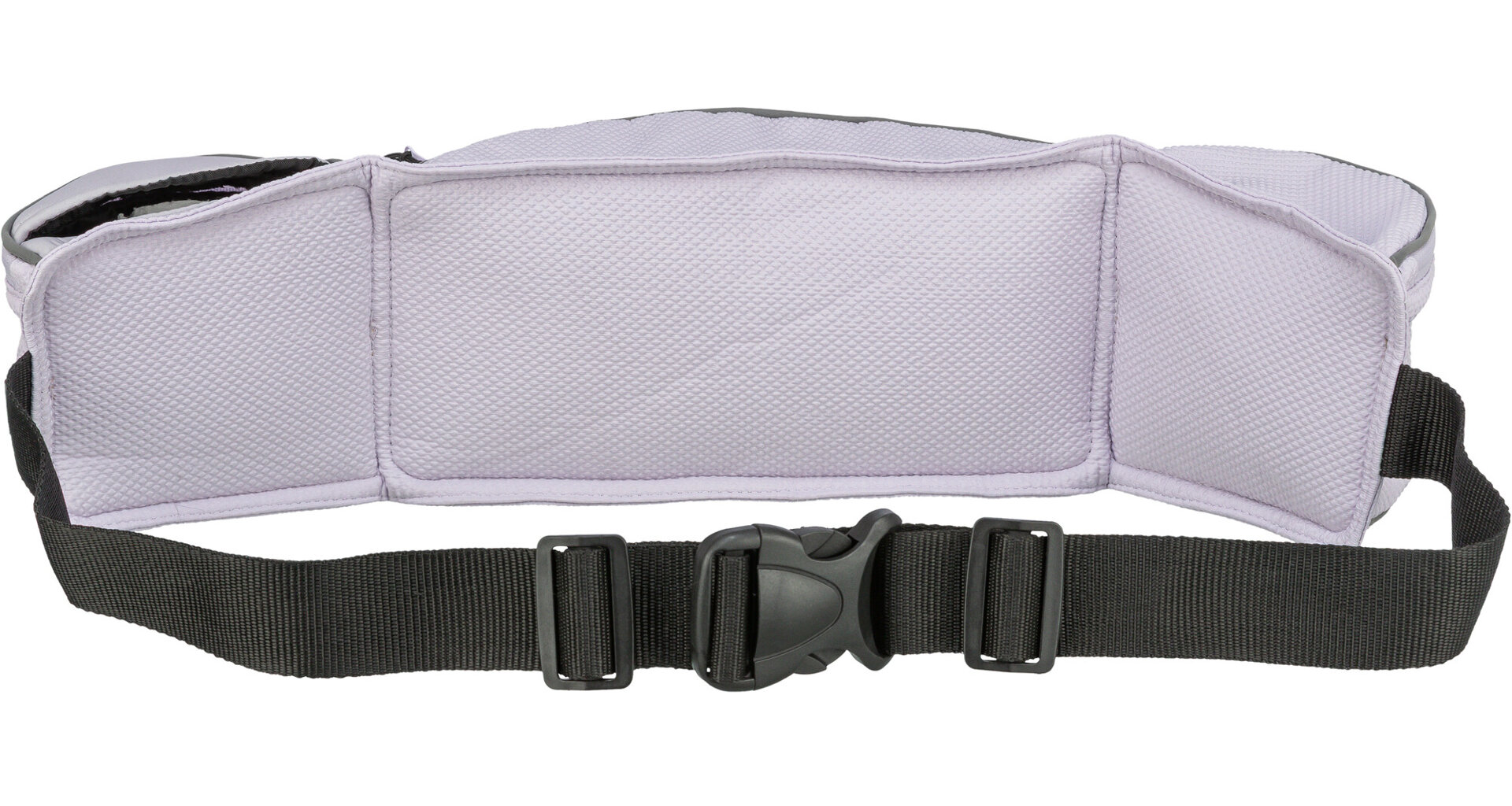 Hellviolette Bauchtasche, von hinten oder unten gesehen, mit weich gepolsterter, strukturierter Oberfläche am Körper. Schwarzer verstellbarer Gurt mit schwarzer Kunststoffschnalle und zwei Schiebern sichtbar.