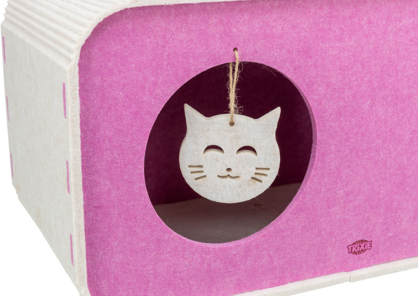 Gourmette rose pour chat avec une ouverture ronde, ornée d'un pendentif en bois représentant une tête de chat souriante, suspendu à un cordon. Devant en feutre rose vif, côtés et surface côtelés de couleur crème. Logo « Trixie » en bas à droite.