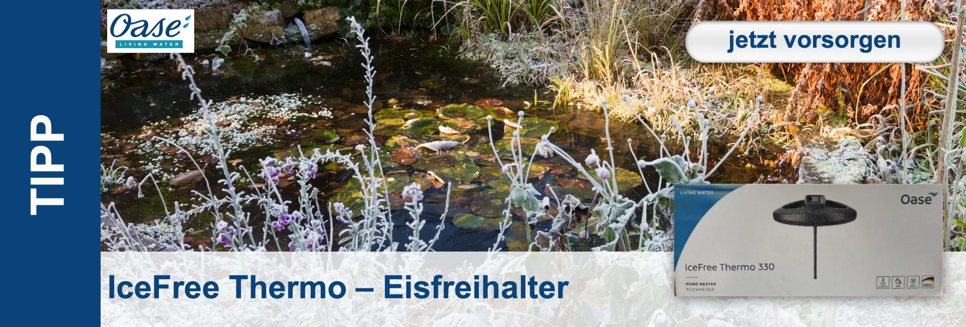 Laghetto da giardino invernale con chiazze di ghiaccio, ninfee e piante coperte dal gelo; in primo piano, la confezione del prodotto per il supporto antighiaccio.