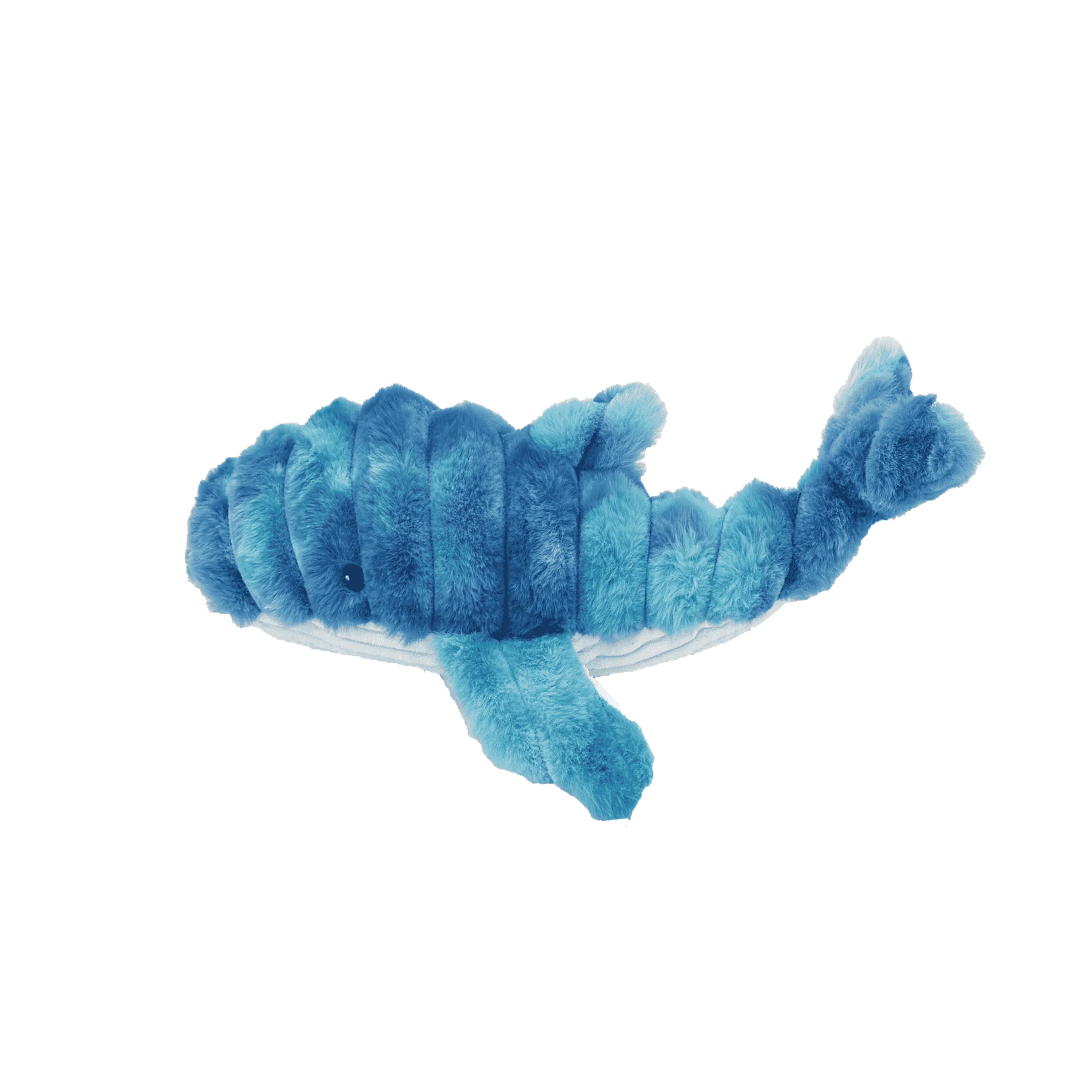 Flauschiges, blaues Wal-Stofftier mit wellenförmiger Oberfläche in Blautönen von Hell- bis Dunkelblau. Helle Unterseite, kleine Seitenflossen und angedeutete Schwanzflosse. Liegt horizontal auf weißem Hintergrund.