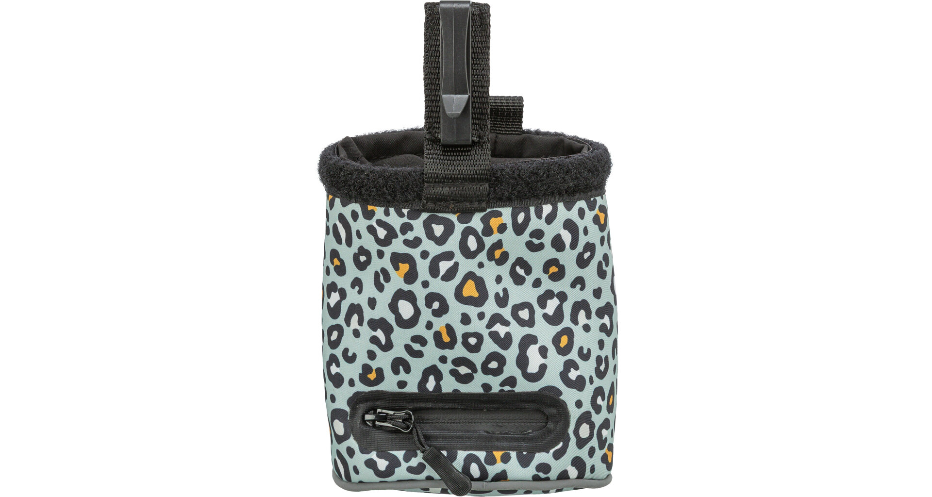 Zylindrischer Kletter-Chalkbag mit hellblauem Leopardmuster, schwarzen Umrissen sowie weißen und gelben Flecken. Mit schwarzem, flauschigem Rand, Front-Reißverschluss und schwarzer Schlaufe mit Schnalle.