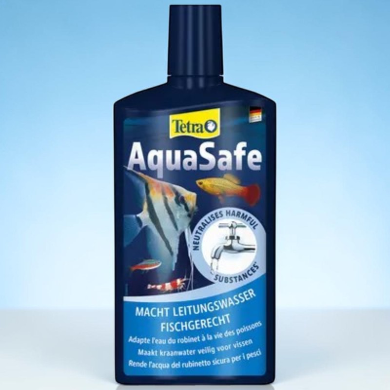 Flacone blu scuro del trattamento per l'acqua AquaSafe di Tetra su sfondo azzurro. Etichetta con scalare a strisce, guppy rosso-arancio e gamberetto rosso. Icona con rubinetto: neutralizza sostanze nocive.