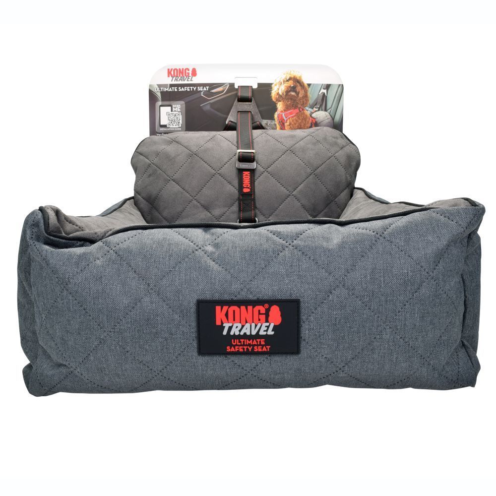 KONG Travel Ultimate Safety Seat für Hunde in Dunkelgrau, gesteppt und erhöht, für Autofahrten. Ein schwarzes Band mit KONG-Logo sichert das Sitzkissen. Auf der Verpackung: Hund im Autositz. Sicher für kleine Haustiere.