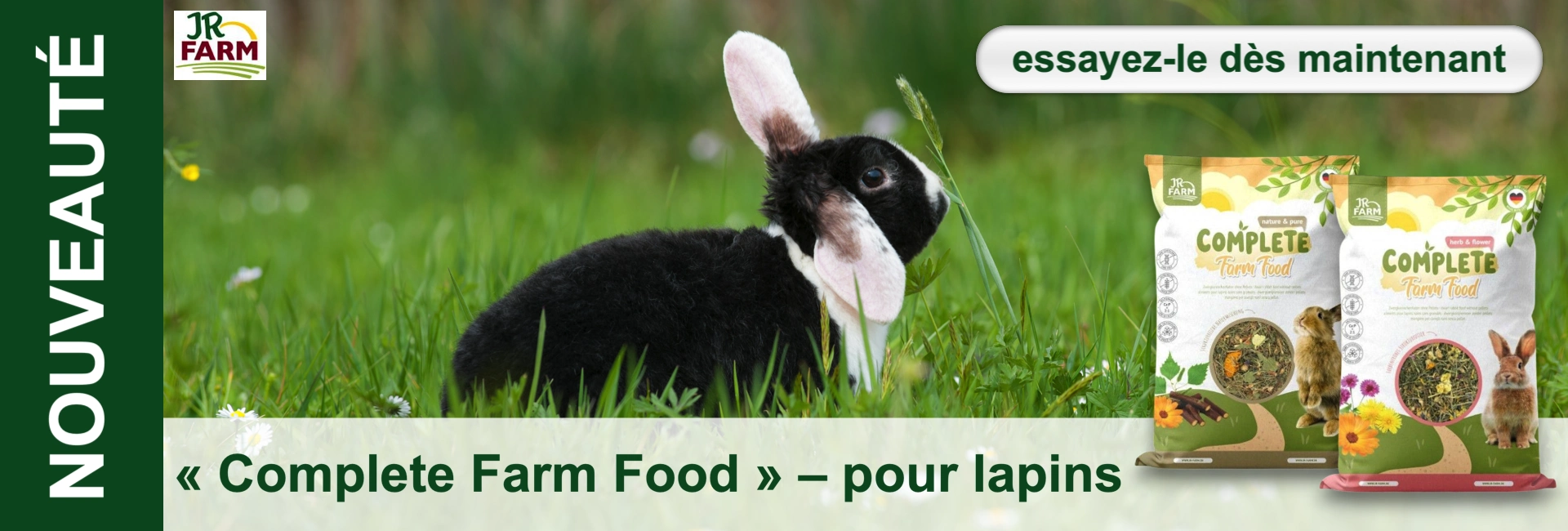 Lapin aux oreilles tombantes noir et blanc dans l'herbe verte, entouré de pâquerettes et de fleurs jaunes. À l'arrière-plan, deux paquets de « JR Farm Complete Farm Food » : marron « nature & pure », rose « herb & flower ». À gauche : « NOUVEAUTÉ ».