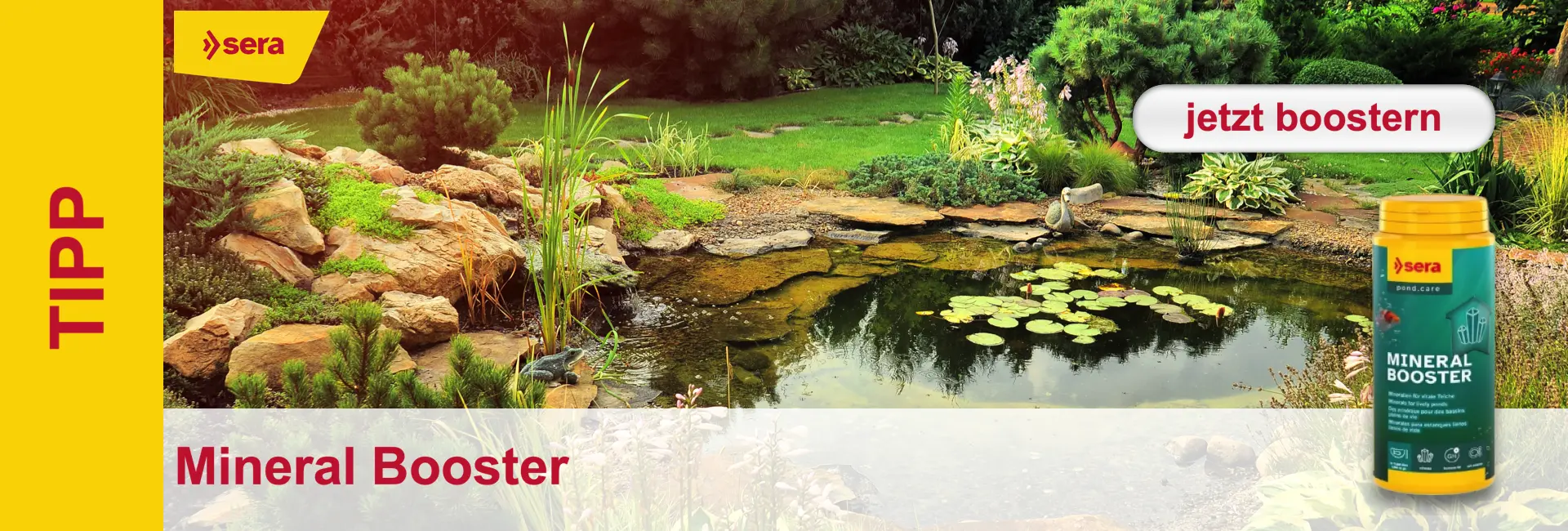 Uno stagno con ninfee e rocce è immerso nel verde di un giardino. Sulla destra si trova un prodotto giallo chiamato Mineral Booster.