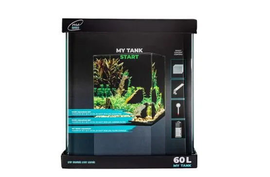 Immagine di un acquario My Tank Start 60L nella confezione. Lato anteriore: acquario allestito con piante acquatiche verdi e sassi su sfondo scuro. A destra, pittogrammi relativi ai componenti del set, come l'illuminazione e il filtro.