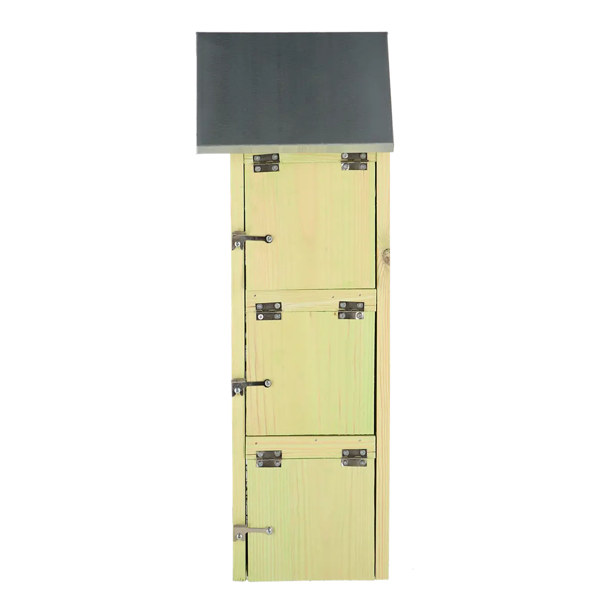 Cassa di legno alta e stretta, divisa verticalmente in tre scomparti. Ogni scomparto ha una piccola porta in legno chiaro con cerniere superiori e chiavistello in metallo argentato a sinistra. Tetto spiovente in metallo scuro.