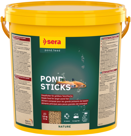 Großer gelber Eimer Fischfutter Sera Pond Sticks. Grünes Etikett mit "sera pond.feed" und "Pond Sticks". Zwei goldene Fische mit Bläschen. Abbildung der Sticks und Icons: ganzjährig, für größere Fische, Oberflächenfresser. 3,5 kg.
