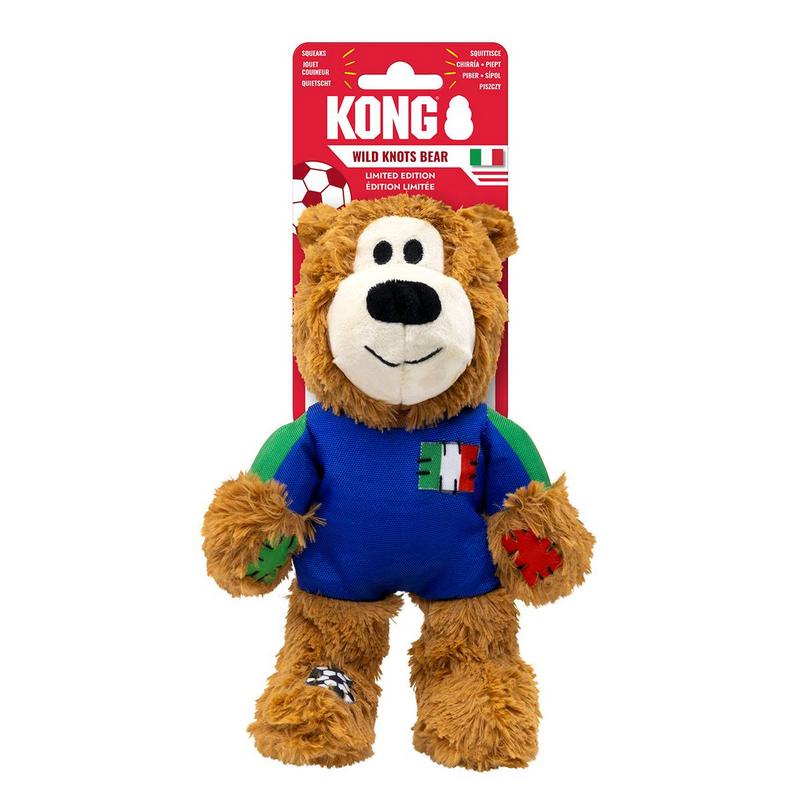 Orsacchiotto di peluche Kong Wild Knots (edizione limitata) con camicia blu, maniche verdi e bandiera italiana sul petto. Pelliccia marrone, zampe con toppe di stoffa rosse/verdi e motivo a scacchiera. Confezione rossa.
