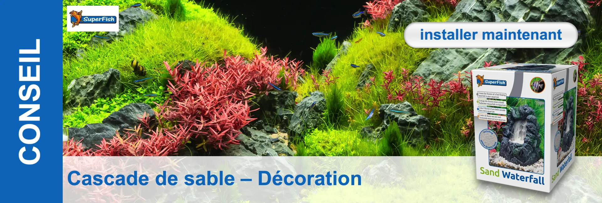 Décoration d'aquarium : cascade de sable, plantes luxuriantes, pierres et petits poissons bleus. Au premier plan, emballage du produit.