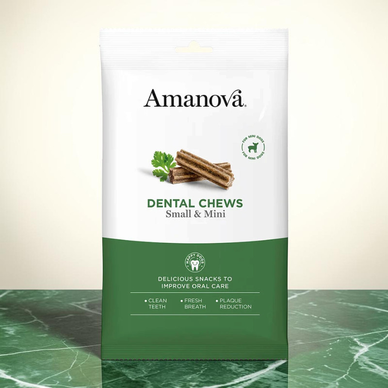 Sachet stand-up blanc et vert « Amanova Dental Chews » pour petits chiens. Illustration : deux bâtonnets à mâcher bruns rainurés et une branche de persil. Partie verte : dents propres, haleine fraîche, réduction de la plaque.