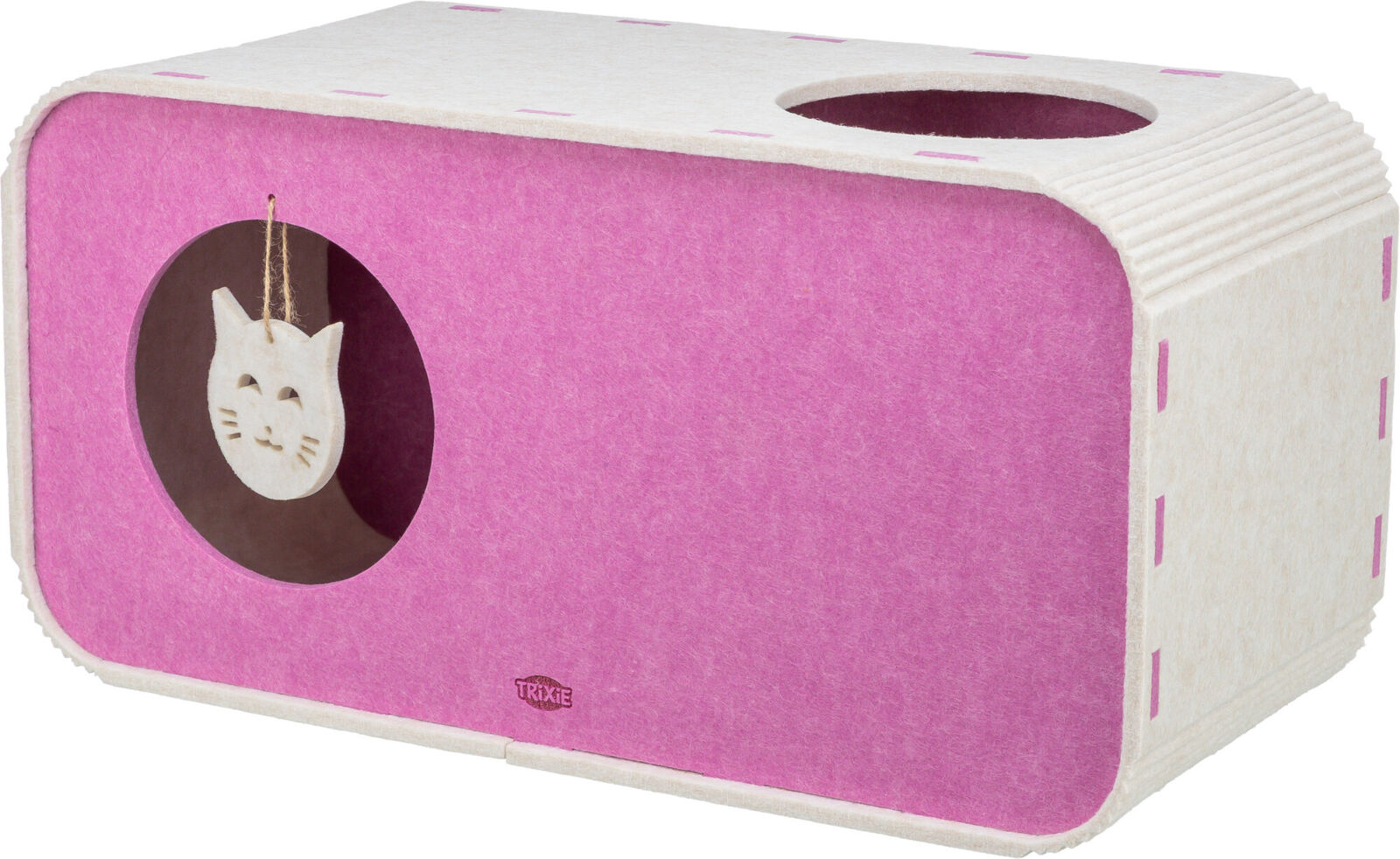 Niche pour chat en feutre rose/crème : rectangulaire, bords arrondis couleur crème avec des coutures roses. Grande ouverture ronde à l'avant avec une pendentif en bois pour chat, petite ouverture ovale sur le dessus.