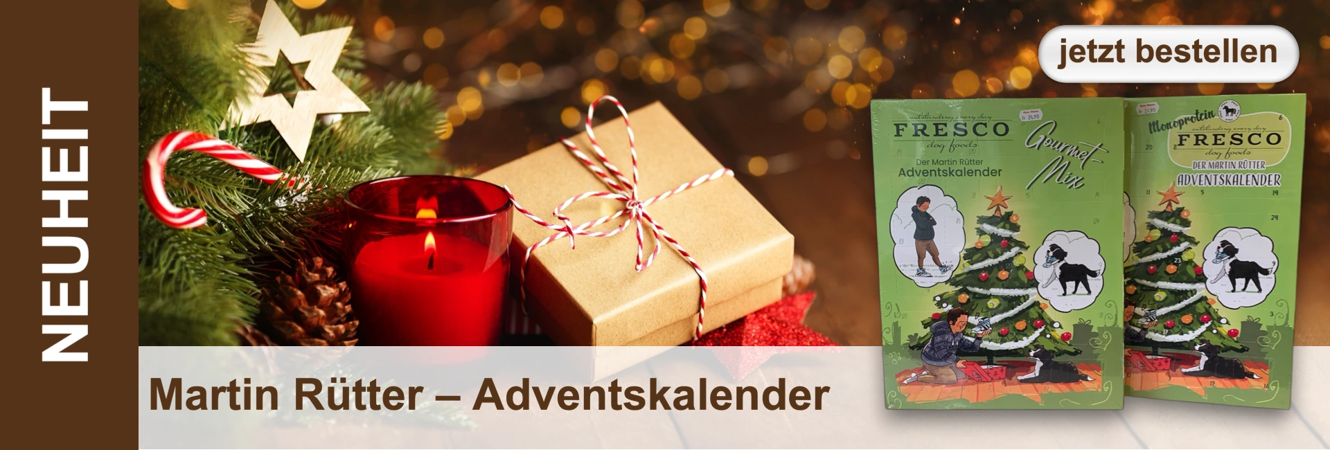 Scena di festa con abete verde, candela, regalo, bastoncino di zucchero e due calendari dell'avvento per cani davanti a uno sfondo sfocato e dorato.