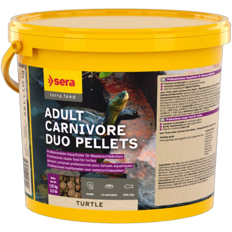 Ein gelber Eimer mit Sera Adult Carnivore Duo Pellets, einem professionellen Hauptfutter für fleischfressende Reptilien wie Wasserschildkröten. Das Etikett zeigt eine grüne Wasserschildkröte im Wasser und beschreibt die zweifarbigen Futterpellets.
