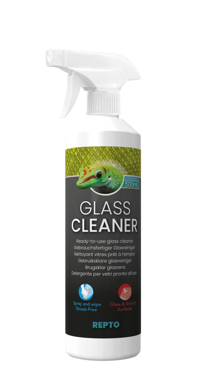 Weiße Sprühflasche Repto Glasreiniger mit 500ml Inhalt. Auf dem Etikett prangt ein grün-rot gefärbter Gecko auf grünem Schuppenmusterhintergrund. Der Reiniger ist gebrauchsfertig, streifenfrei und für Glas- und glatte Oberflächen geeignet.