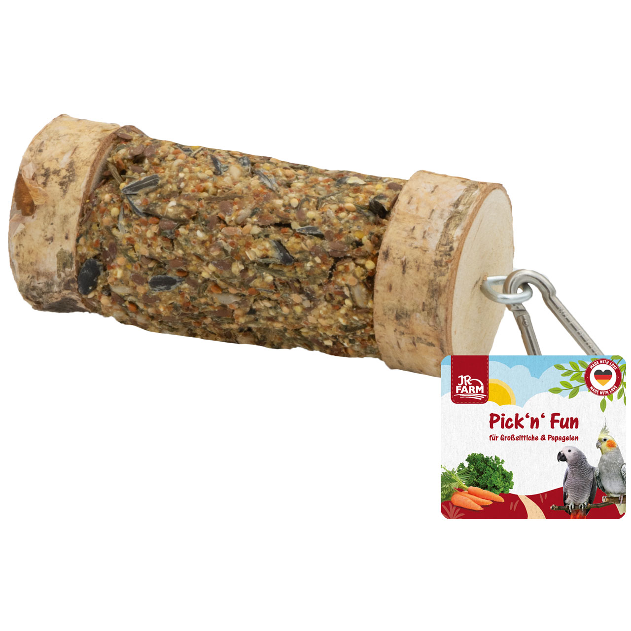 Zylindrischer Snack für Vögel aus dichter Saatenmischung mit Sonnenblumenkernen und Getreide, eingefasst von zwei Endstücken aus hellem Naturholz. Mit Metallhaken zum Aufhängen und Etikett „Pick 'n' Fun“ für Großsittiche & Papageien.
