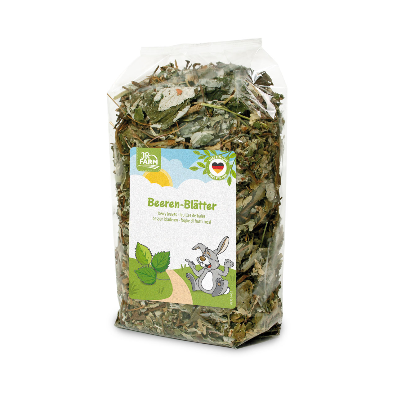 Beutel mit getrockneten Beerenblättern. Etikett: JR FARM Logo, grüner Schriftzug „Beeren-Blätter“. Illustration eines lachenden Hasen auf einem Pfad neben grünen Erdbeerblättern. Siegel „MADE WITH LOVE“ in dt. Farben.