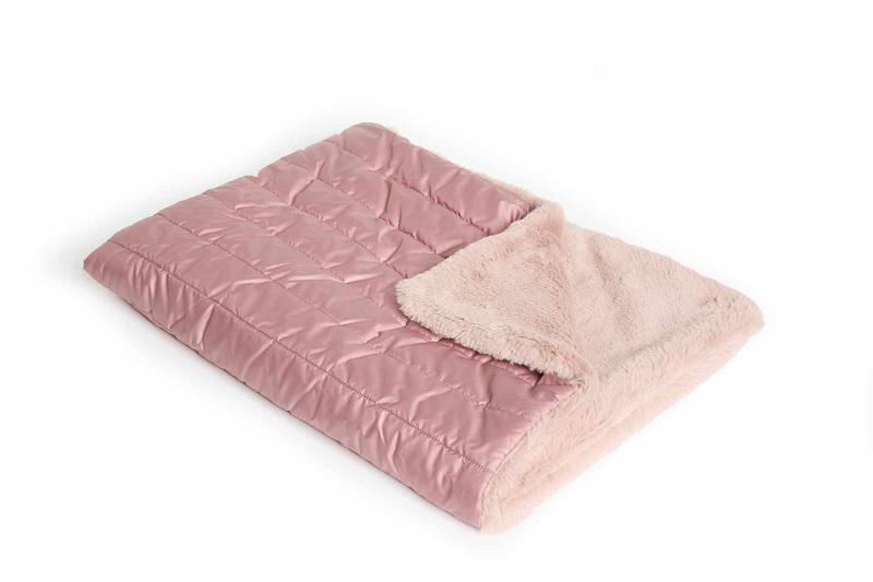 Quilt with faux fur pink