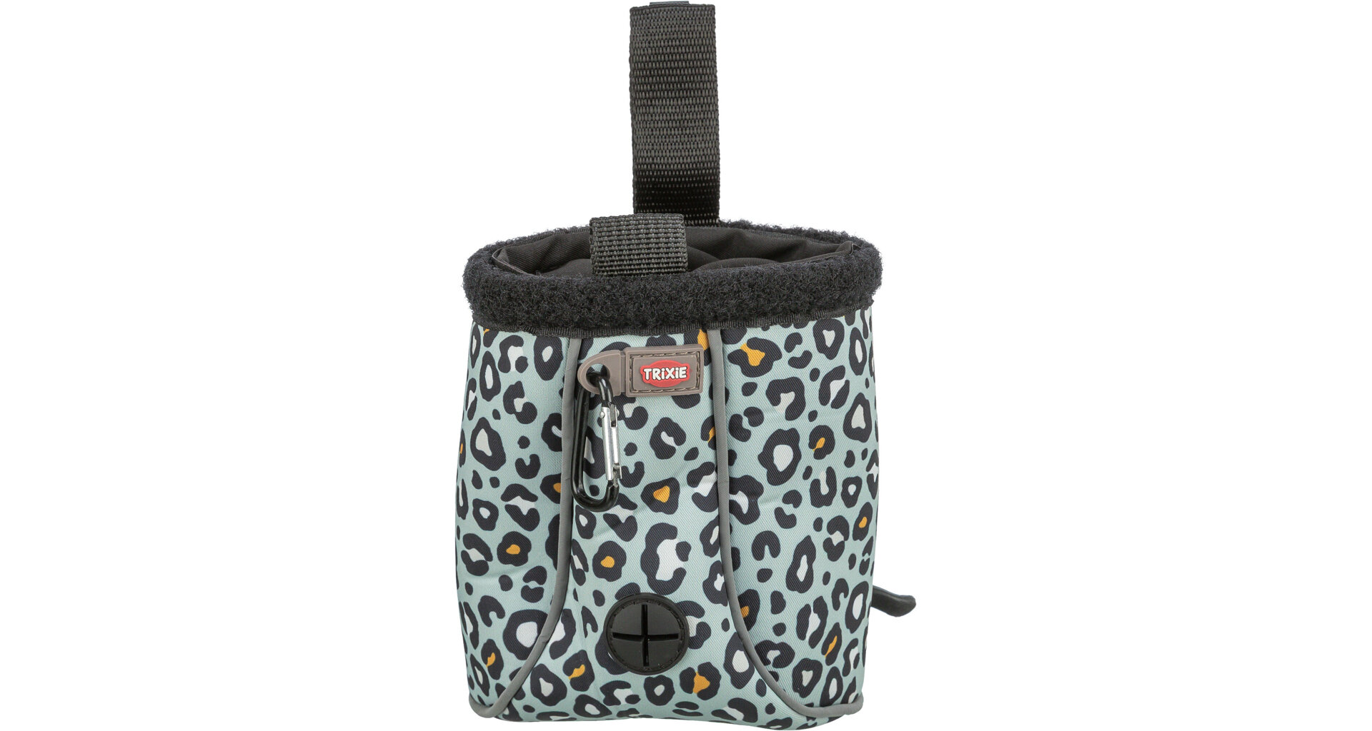 Hundeleckerli-Beutel mit Leopardenmuster in Hellblau, Schwarz, Weiß und Gelb. Oben schwarze Stoffschlaufe zum Befestigen. Seitlich Trixie-Logo und Karabinerhaken. Unten schwarzer Kotbeutel-Spender. Öffnung weich umrandet.