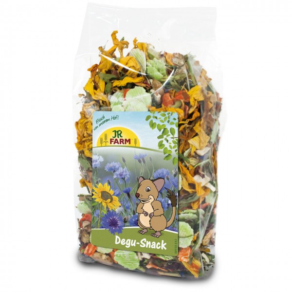 Sachet en plastique transparent, rempli d'un mélange coloré de fleurs séchées, de feuilles et de morceaux de légumes jaunes, verts et orange. Sur le devant, un autocollant avec le logo JR Farm, un dégus souriant et la mention « Degu-Snack ».
