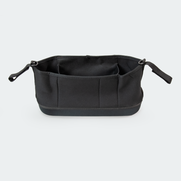 Portamerenda aperto nero per il passeggino InnoPet, con diversi scomparti e cinghie di fissaggio.