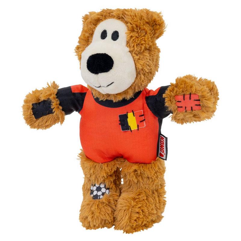 Un orsacchiotto di peluche marrone con una maglia arancione e nera su sfondo bianco. Sul petto una toppa con i colori della bandiera belga. Dettagli a toppe sulle braccia, un pallone da calcio ricamato sulla gamba sinistra.