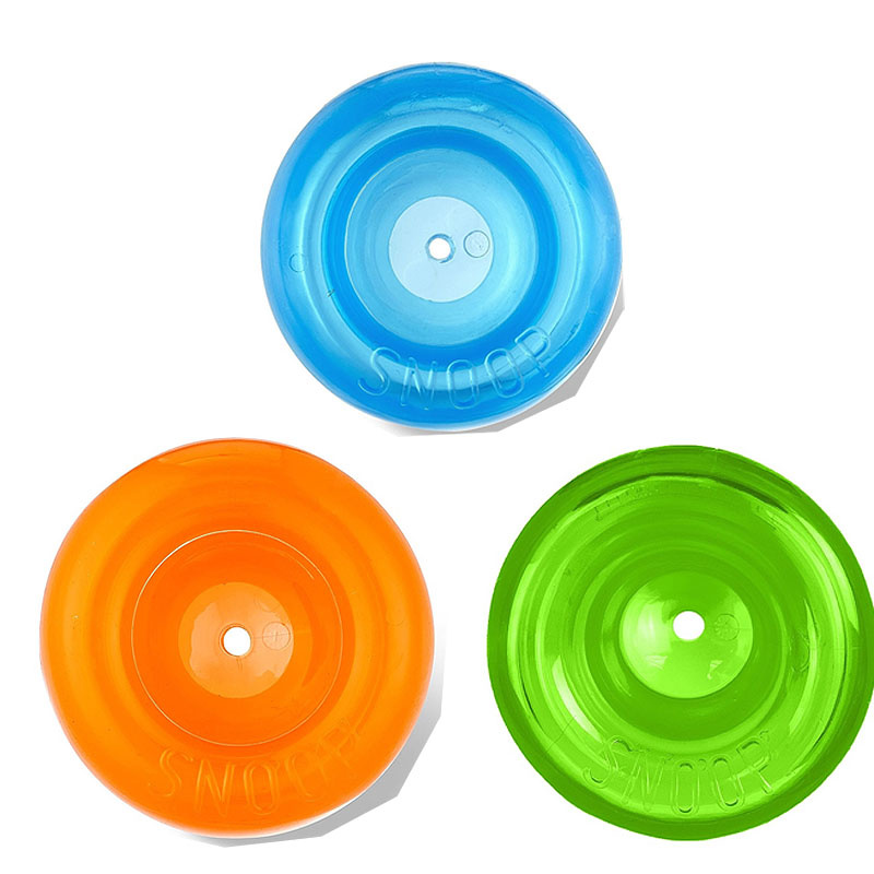 Drei bunte, runde Hunde-Futterspielzeuge, von oben betrachtet. Die Farben sind blau, orange und grün. Sie haben ein Loch in der Mitte und den Schriftzug "Snoop".
