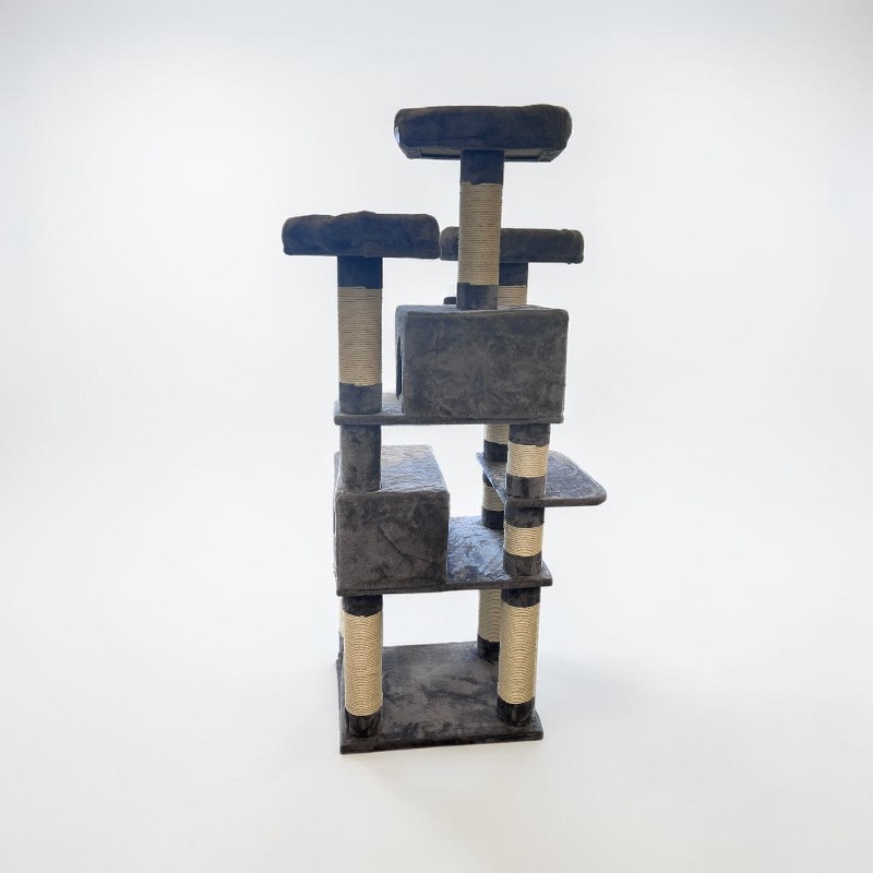 Ein mehrstufiger Kratzbaum in Dunkelgrau mit weichem Plüschbezug steht auf weißem Hintergrund. Er hat mehrere Ebenen mit Ruheplattformen, zwei Katzenhöhlen und viele mit hellem Sisal umwickelte Säulen zum Kratzen.