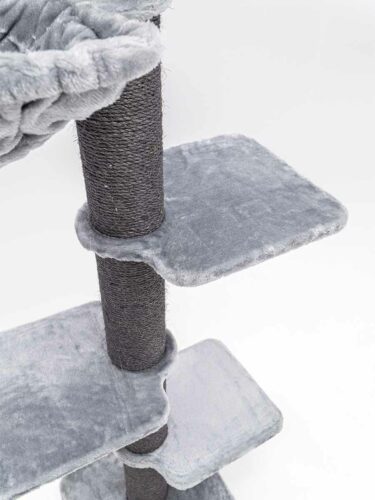 Vista dettagliata di un tiragraffi grigio con colonne verticali, avvolte da una robusta corda di sisal scuro per affilare gli artigli. Piattaforme imbottite in morbido peluche grigio chiaro e una cavità in alto a sinistra offrono spazi dove sdraiarsi.
