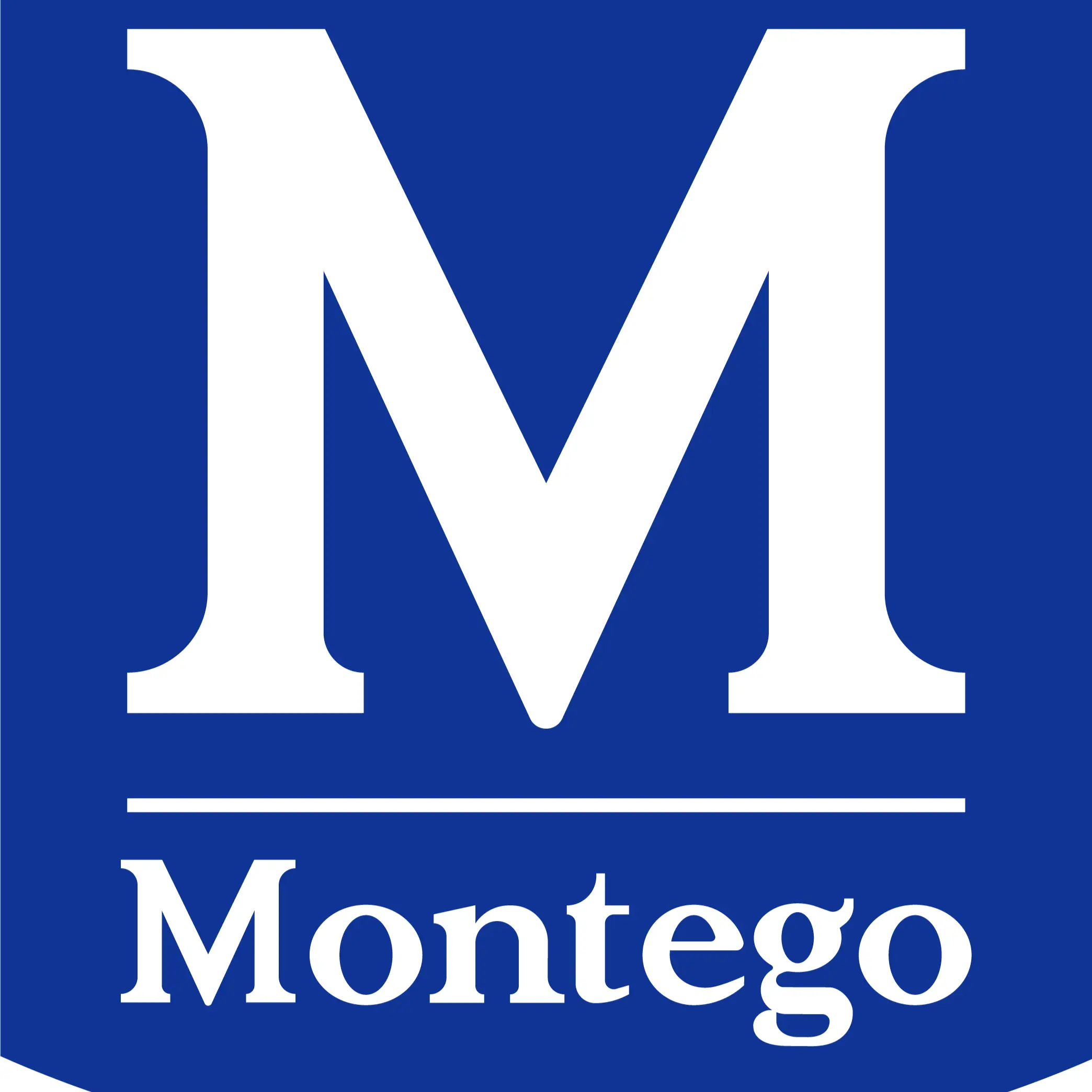 Una grande “M” bianca con caratteri a grazie domina un quadrato blu scuro. Sotto la “M” si trova una sottile linea bianca, sotto la quale compare la scritta “Montego ” in caratteri a grazie bianchi. Questo è il logo del marchio Montego.