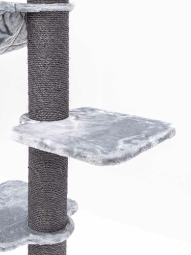 Vista dettagliata di un tiragraffi grigio per gatti con un fusto spesso rivestito in sisal grigio scuro. Diverse piattaforme morbide rivestite in peluche grigio chiaro sporgono dal fusto. Lo sfondo bianco semplice mette in risalto la trama e la forma.