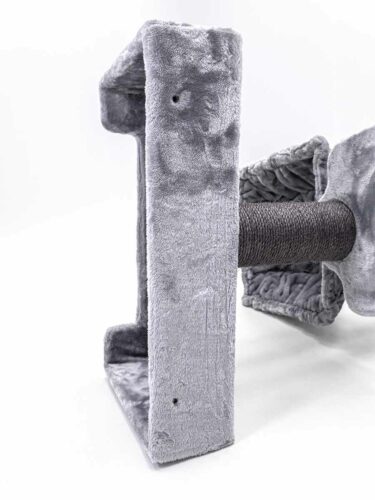 Primo piano di un tiragraffi modulare per gatti in grigio chiaro con rivestimento in morbido peluche. A destra è visibile un tronco tiragraffi orizzontale in sisal grigio scuro. Con colonna verticale e piattaforma superiore per arrampicarsi e giocare.